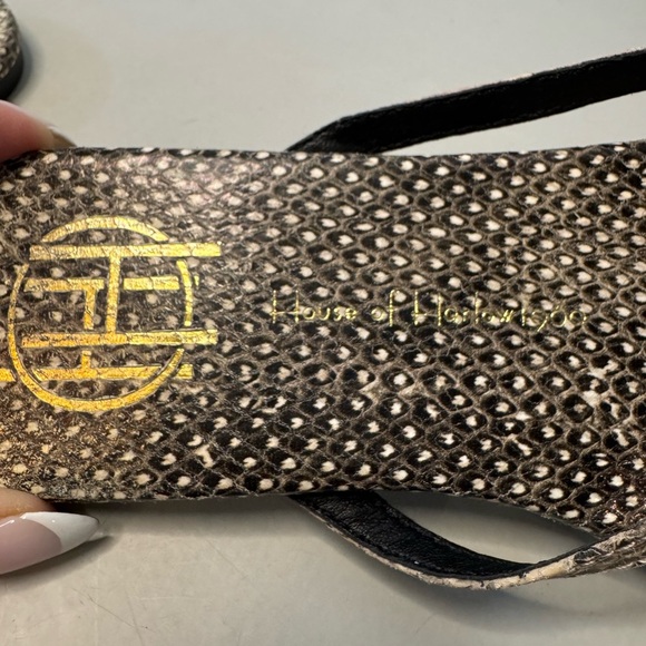 House of Harlow 1960 Colton Snake-Embossed Leather Flip Flops - Size 7 - Picture 6 of 9